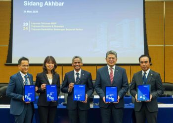 Abdul Rasheed Ghaffour (tengah) bersama Timbalan Gabenor Bank Negara, Jessica Chew Cheng Lian (dua dari kiri), Marzunisham Omar (dua dari kanan), Aznan Abdul Aziz (kiri) dan Adnan Zaylani Mohamad Zahid (kanan) menunjukkan Nota Laporan Tahunan pada sidang akhbar Laporan Tahunan Bank Negara 2024 di Sasana Kijang di sini, semalam. - UTUSAN/ISKANDAR ISHAK