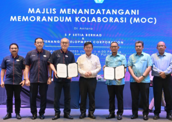 CHOONG Kai Wai (tiga dari kiri) bersama Menteri Besar Pulau Pinang, Chow Kon Yeow (empat dari kiri) semasa majlis menandatangani MoC antara Setia dan PDC di Pulau Pinang.