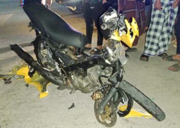 KEADAAN motosikal yang terlibat kemalangan meragut nyawa seorang pelajar tahfiz m di Kuala Terengganu malam tadi. - IHSAN POLIS