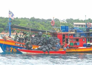 BOT pengangkut membawa sampah yang dikutip dari setiap resort dan chalet untuk dilupuskan di pusat pelupusan sampah di Pasir Panjang, Pulau Perhentian, Besut, Terengganu. – UTUSAN/PUQTRA HAIRRY