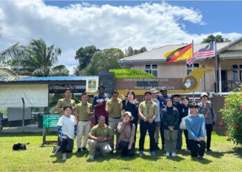 Pengarah Program, Dr. Keeren Sundara Rajoo (baju polo hitam) bersama
peserta Jepun bagi Tokyo NODAI–UPMKB Borneo Mangrove Exploration Student Inbound
Program 2025.