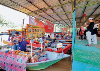 PEMBUKAAN pasar terapung menjadikan Kepulauan Tumpat bernyawa.