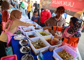 SEBAHAGIAN peniaga yang menjual lauk-pauk di Bazar Ramadan Kuala Berang, Hulu Terengganu, semalam.  - UTUSAN/PUQTRA HAIRRY ROSLI