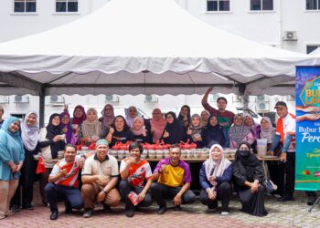 Kakitangan FKPM UiTM Shah Alam bergambar bersama pada Program Kongsi Berkat Bubur Lambuk anjuran Mahsuri Dagang dan Media Mulia di Shah Alam, Selangor, kelmarin.– ISKANDAR ISHAK