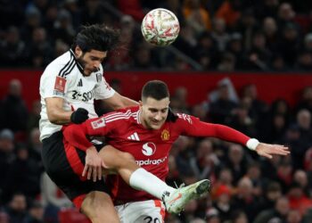 Penyerang Fulham, Raul Jimenez (kiri) bersaing dengan pemain pertahanan Manchester United, Diogo Dalot dalam aksi Piala FA di Old Trafford. - AFP