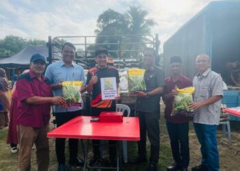 JUALAN beras tempatan lima kilogram pada Program Jualan Nismilan Priharin peringkat DUN Serting di Perkarangan Koperasi Felda Serting Hilir 5, Jempol, Negeri Sembilan, semalam.