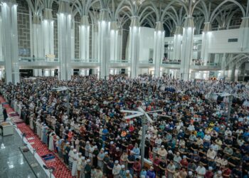 UMAT Islam hadir menunaikan Solat Sunat Tarawih pada malam 1 Ramadan 1446H di Masjid Tuanku Mizan Zainal Abidin (MTMZA) di putrajaya.
- UTUSAN/ FAIZ ALIF ZUBIR/PEMBERITA - PIXS ONLY