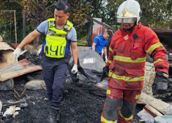 ANGGOTA Bomba dan PDRM mengangkat mangsa rentung dalam kebakaran di Kampung Limbanak, Penampang hari ini-IHSAN BOMBA