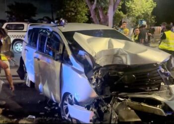 KEADAAN kereta jenis Toyota Innova yang remuk selepas terbabas dan melanggar tiang elektrik di kawasan Lebuhraya Lim Chong Eu, Bayan Lepas, Pulau Pinang awal pagi tadi.-GAMBAR/JABATAN BOMBA DAN PENYELAMAT PULAU PINANG