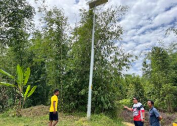 ORANG Asli memohon kemudahan lampu solar ditambah di kawasan perkembangan mereka di Gua Musang, Kelantan bagi menghalau haiwan liar yang sering ke kawasan penempatan dan merosakkan tanaman pada waktu malam.-UTUSAN/AIMUNI TUAN LAH.