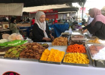 PENIAGA mula menyusun kuih muih yang dijual di bazar Ramadan pekarangan Stadium Sultan Muhammad Ke IV, Kota Bharu, Kelantan hari ini.-UTUSAN/ROSLIZA MOHAMED