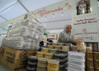 FAUZIAH Ahmad menyusun balang-balang kuih di Bazar Ramadan Angsana Johor Bahru Mall, Johor. - UTUSAN/RAJA JAAFAR ALI