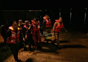 SEORANG pelajar tingkatan lima lemas selepas terjatuh ke laut ketika memancing dalam kejadian berhampiran Jeti Nelayan Kampung Gelam, Port Dickson awal pagi tadi.-UTUSAN/ MOHD. SHAHJEHAN MAAMIN