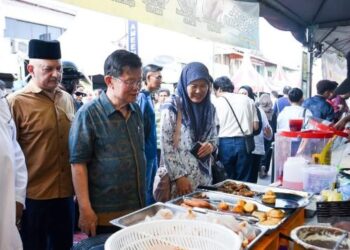 CHOW Kon Yeow (tengah) ketika meninjau Bazar Ramadan Liga Muslim di George Town, Pulau Pinang.