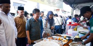 CHOW Kon Yeow (tengah) ketika meninjau Bazar Ramadan Liga Muslim di George Town, Pulau Pinang.