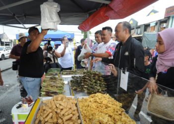 MOHD. JAFNI Md. Shukor (dua dari kanan) dan Mohd. Hairi Mad Shah (tengah) dan Mohd. Haffiz Ahmad (kiri) di Bazar Ramadan Bandar Baru Uda, Johor Bahru.