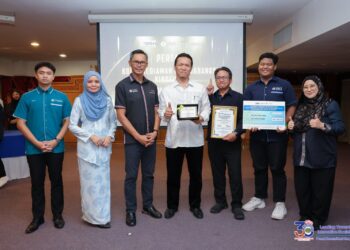 RAMAN bersama tetamu jemputan dan barisan kakitangan PNRF dan
kolej-kolej kediaman UMS