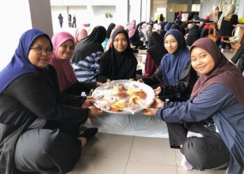 ANTARA pelajar UMT yang hadir menikmati juadah sempena perayaan sambutan ulang tahun ke -10 masjid universiti berkenaan