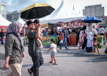 ORANG ramai berkunjung di Bazar Ramadan Putrajaya. - UTUSAN/FAIZ ALIF ZUBIR