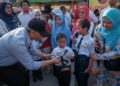 DZULKEFLY Ahmad beramah mesra bersama peniaga di bazar pada program Kick Off Keselamatan Makanan Bazar Ramadan Peringkat Kebangsaan 2025 di Tapak Bazar Ramadan Presint 3 Putrajaya. - UTUSAN/FAIZ ALIF ZUBIR