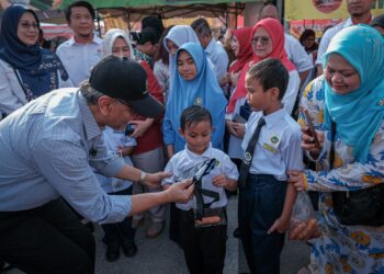 DZULKEFLY Ahmad beramah mesra bersama peniaga di bazar pada program Kick Off Keselamatan Makanan Bazar Ramadan Peringkat Kebangsaan 2025 di Tapak Bazar Ramadan Presint 3 Putrajaya. - UTUSAN/FAIZ ALIF ZUBIR