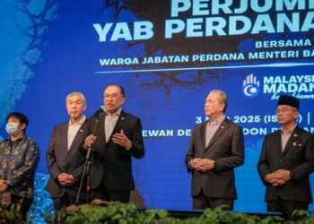 ANWAR IBRAHIM ketika berucap pada perjumpaan Perdana Menteri bersama warga Jabatan Perdana Menteri bulan Mac 2025 di Putrajaya. - UTUSAN/FAIZ ALIF ZUBIR