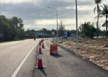 LOKASI kemalangan maut yang melibatkan seorang pejalan kaki dilanggar sebuah lori semasa melintas jalan di Kilometer 21.5 Jalan Melawi-Kuala Besut berhampiran stesen minyak dekat Kampung Kuala Semerak,  Pasir Puteh, Kelantan semalam. UTUSAN/TOREK SULONG.