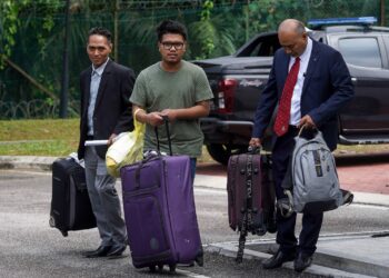 SEORANG lelaki warga Amerika Syarikat (AS) (baju hijau) mengaku bersalah atas pertuduhan memiliki sebutir peluru tanpa lesen senjata di Mahkamah Majistret Sepang. - UTUSAN/FAISOL MUSTAFA