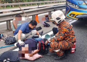 SEORANG penumpang diberi rawatan awal oleh pasukan penyelamat dalam kemalangan membabitkan bas ekspres dan treler di Kilometer 62, Lebuhraya Utara-Selatan arah selatan berhampiran Kluang