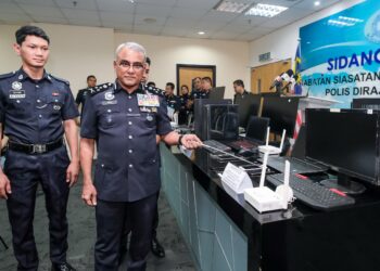 PENGARAH Jabatan Siasatan Jenayah Komersial (JSJK) Bukit Aman, Datuk Seri Ramli Mohamed Yoosuf bercakap ketika sidang media mingguan di Menara KPJ semalam.-UTUSAN/FIRDAUS M.JOHARI