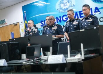 PENGARAH Jabatan Siasatan Jenayah Komersial (JSJK) Bukit Aman, Datuk Seri Ramli Mohamed Yoosuf bercakap ketika sidang media mingguan di Menara KPJ hari ini. / M. FIRDAUS M.JOHARI