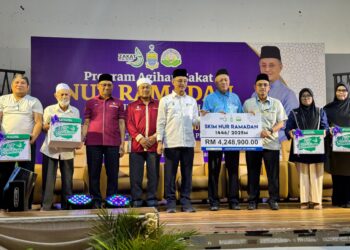 MOHAMAD Abdul Hamid (tengah) ketika Majlis Agihan Skim Nur Ramadan Zakat MAINPP di Seberang Jaya, Pulau Pinang hari ini.-UTUSAN/SITI NUR MAS ERAH AMRAN