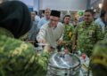 SAIFUDDIN Nasution Ismail menyampaikan sumbangan wakalah kepada  warga kementerian pada Majlis Iftar Menteri Dalam Negeri bersama Warga KDN di Putrajaya. - UTUSAN/FAIZ ALIF ZUBIR