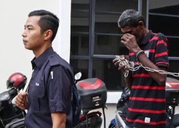 C. MURLI (kanan) mengaku bersalah mencuri wang bernilai RM7,259 di pejabat ADUN Komtar ketika dihadapkan ke Mahkamah Majistret George Town, Pulau Pinang, semalam.-UTUSAN/IQBAL HAMDAN