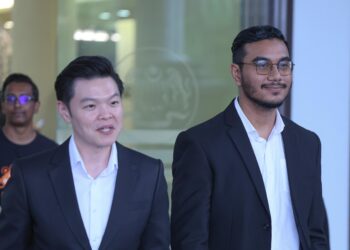 TAN Meng Kheng (kiri) dan Mohd. Khairianwar Jailani selepas mendengar keputusan Mahkamah Tinggi untuk merujuk persoalan perlembagaan atas tuduhan sengaja berniat melukakan perasaan agama orang lain menerusi filem Mentega Terbang, di sini hari ini. - UTUSAN/AMIR KHALID