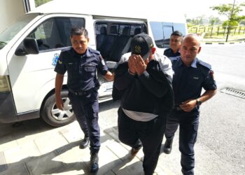 TERTUDUH yang didakwa kes menyamun seorang wanita dibawa masuk ke mahkamah di Kangar, Perlis hari ini. - UTUSAN/SYED AZLAN SAYID HIZAR