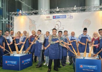 AHMAD SHAHRIL Mohd. Shariff (enam dari kiri) mengacau bubur lambuk sebagai gimik pelancaran Program Bubur Lambuk 2025 di Menara Berkembar Bank Rakyat, Kuala Lumpur, semalam. – UTUSAN/ANEES RAUDHAH AZMAN