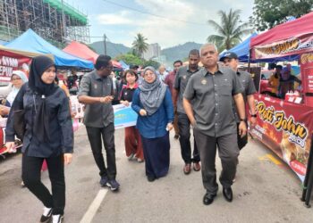 FUZIAH Salleh (tengah) ketika meninjau Bazar Ramadan Rahmah (BRR) Peringkat Zon Utara Tahun 2025 di Jalan Mahkamah, Bayan Lepas, Pulau Pinang petang tadi.-UTUSAN/IQBAL HAMDAN