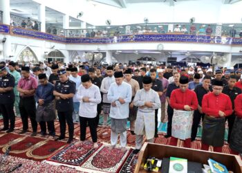 ANWAR Ibrahim hadir solat jumaat di Masjid Teras Jernang, Kampung Teras Jernang, Bandar Baru Bangi, Selangor. - UTUSAN/AMIR KHALID