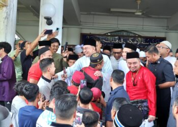 ANWAR Ibrahim beramah mesra bersama jemaah yang hadir ketika menunaikan solat jumaat di Masjid Teras Jernang, Kampung Teras Jernang, Bandar Baru Bangi. - UTUSAN/AMIR KHALID