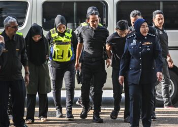 PASANGAN suami isteri yang dihadapkan ke mahkamah atas pertuduhan mendera kanak-kanak lelaki berusia 6 tahun ketika dibawa ke Mahkamah Sesyen Kuala Lumpur di sini hari ini. - UTUSAN/SYAKIR RADIN