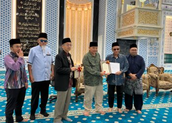 JAIS menyerahkan surat kebenaran untuk solat kepada Masjid Al-Falah di Kampung Sungai Ramal Dalam, Kajang, Selangor.