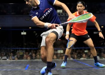 NG Eain Yow (kanan) sewaktu beraksi menentang Marwan Elshorbagy pada separuh akhir Kejohanan Skuasy Terbuka New Zealand di Christchurch, New Zealand, hari ini. - Ihsan PSA Squash