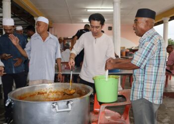 ADAM Adli Abdul Halim (dua dari kanan) membantu penduduk setempat mencedok gulai kawah sempena Majlis Peluncuran Santuni Madani Kampung Baru Penaga di Kepala Batas, Pulau Pinang hari ini.-UTUSAN/IQBAL HAMDAN