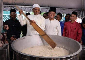 ZAMBRY Abd. Kadir (dua dari kiri) sempat mengacau bubur lambuk ketika menghadiri Program Kembara Ramadan KPT 2025 di Universiti Sains Malaysia (USM), Pulau Pinang hari ini.-UTUSAN/IQBAL HAMDAN