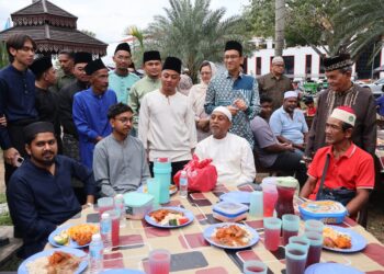 ZAMBRY Abd. Kadir (duduk, dua dari kanan) ketika menghadiri Program Kembara Ramadan Kementerian Pengajian Tinggi (KPT) 2025 di Universiti Sains Malaysia (USM), Pulau Pinang hari ini.-UTUSAN/IQBAL HAMDAN