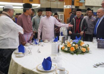 ANWAR Ibrahim diiringi Mohamad Hasan beramah mesra dengan delegasi asing ketika hadir pada Majlis Berbuka Puasa anjuran Kementerian Luar Negeri di Wisma Putra, Putrajaya. - UTUSAN/FAISOL MUSTAFA