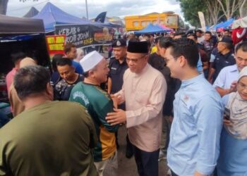 SAIFUDDIN Nasution Ismail beramah mesra dengan pengunjung Bazar Ramadan Bandar Puteri Jaya sebelum menghadiri Majlis Penerapan Nilai-Nilai Murni di Masjid Sultan Muzaffar Shah, Sungai Petani.