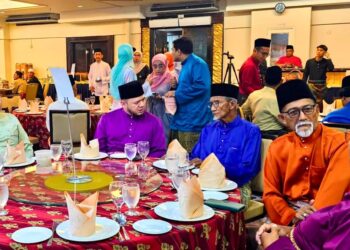 FATHUL BARI Mat Jahya (dua dari kiri) beramah mesra pada Majlis Berbuka Puasa UMNO Bahagian Kangar di salah sebuah hotel di Perlis.