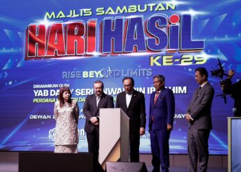 ANWAR Ibrahim ketika merasmikan sambutan Hari Hasil Ke-29 di Cyberjaya. - UTUSAN/FAISOL MUSTAFA